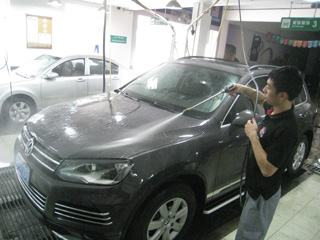 2、先以高壓清水沖壓車身.jpg