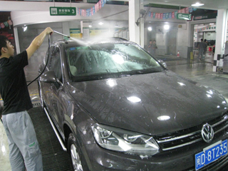 5、車身洗凈后以高壓清水沖凈.jpg