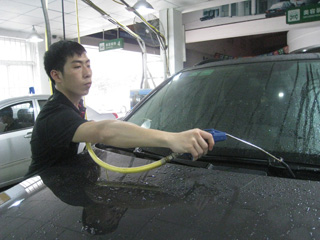 6、再以強風掃水槍將車身水沖.jpg